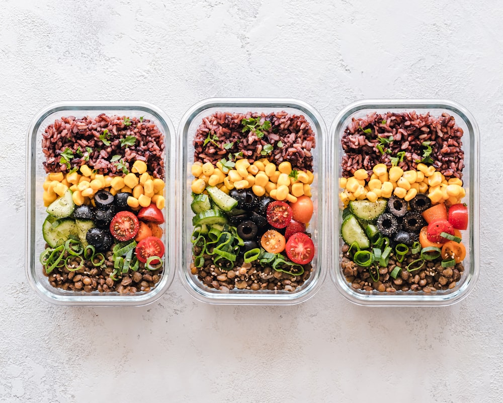 Snacks saludables con frutos secos y frutas deshidratadas